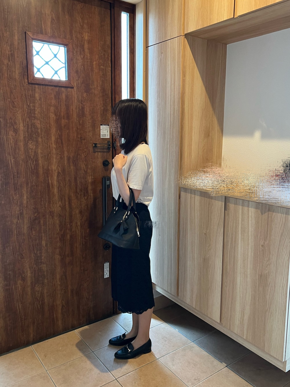 ブルー系のスカート、ベージュ系のTシャツ/カットソー、ホワイト系のノーカラージャケットを着用したレディースの春コーディネートの2枚目の写真