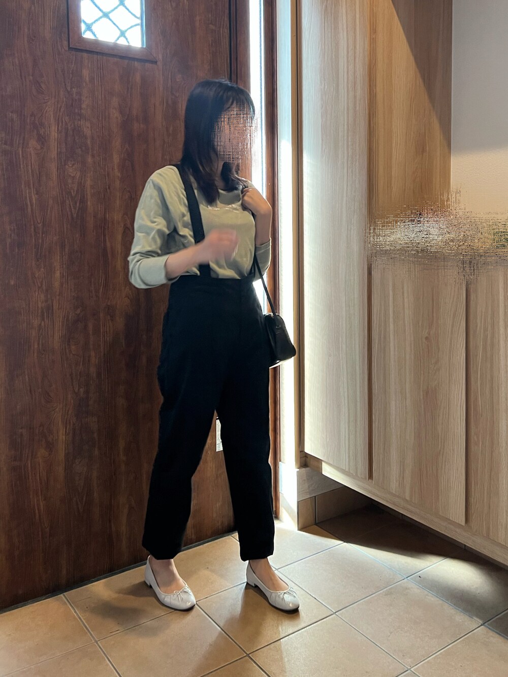 ブラック系のサロペット/オーバーオール、グリーン系のTシャツ/カットソー、シルバー系のスリッポンを着用したレディースの秋コーディネートの2枚目の写真