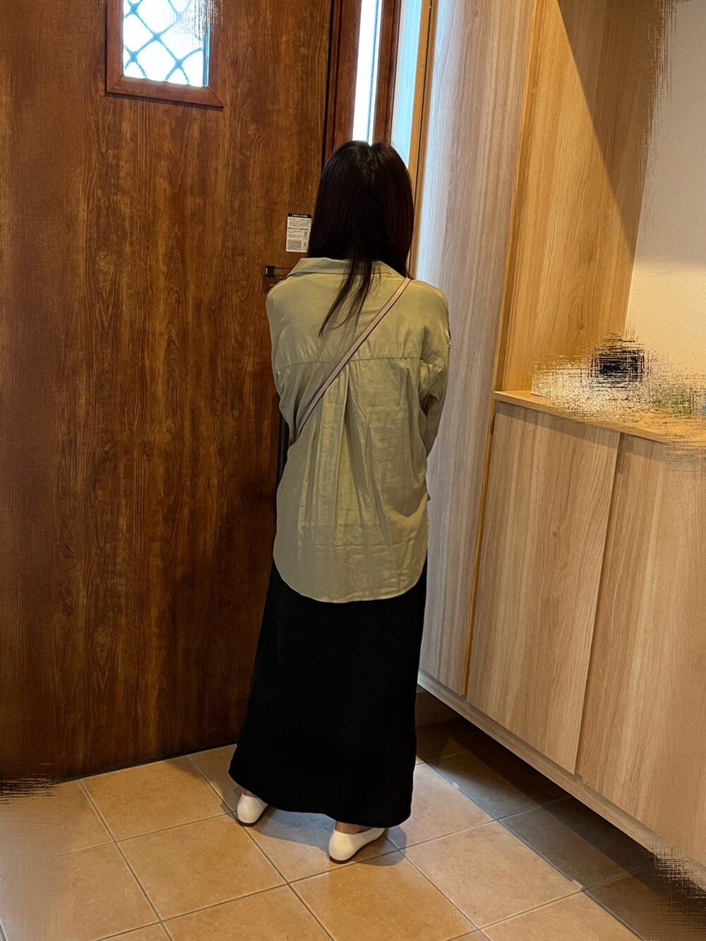 グリーン系のシャツ/ブラウス、ブラック系のワンピース、ホワイト系のTシャツ/カットソーを着用したレディースの秋コーディネートの3枚目の写真