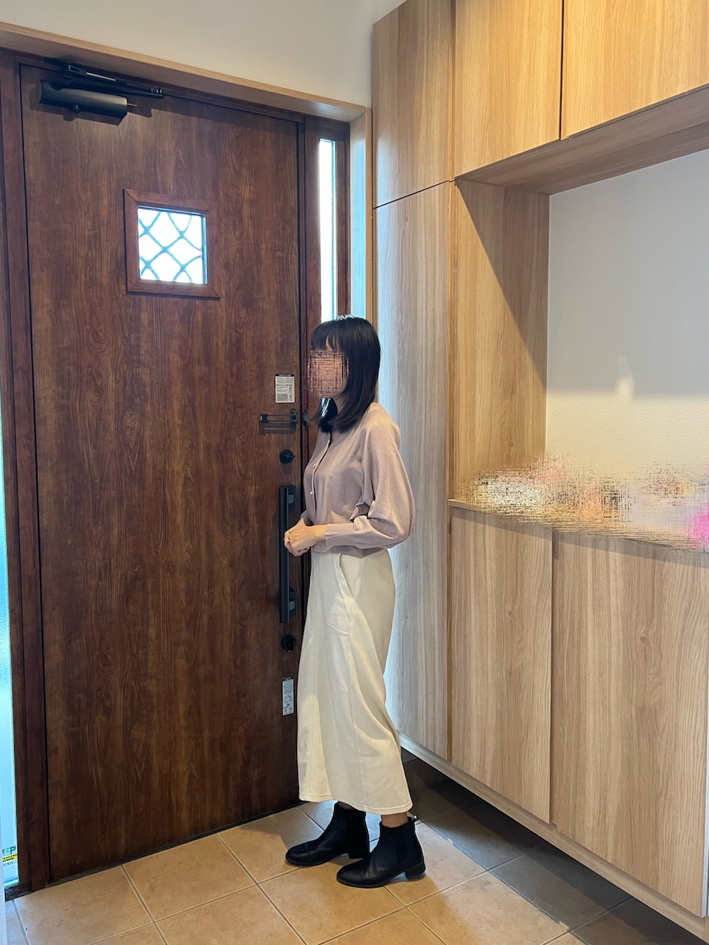 ピンク系のカーディガン/ボレロ、ホワイト系のスカート、ブラック系のブーツを着用したレディースの秋コーディネートの2枚目の写真