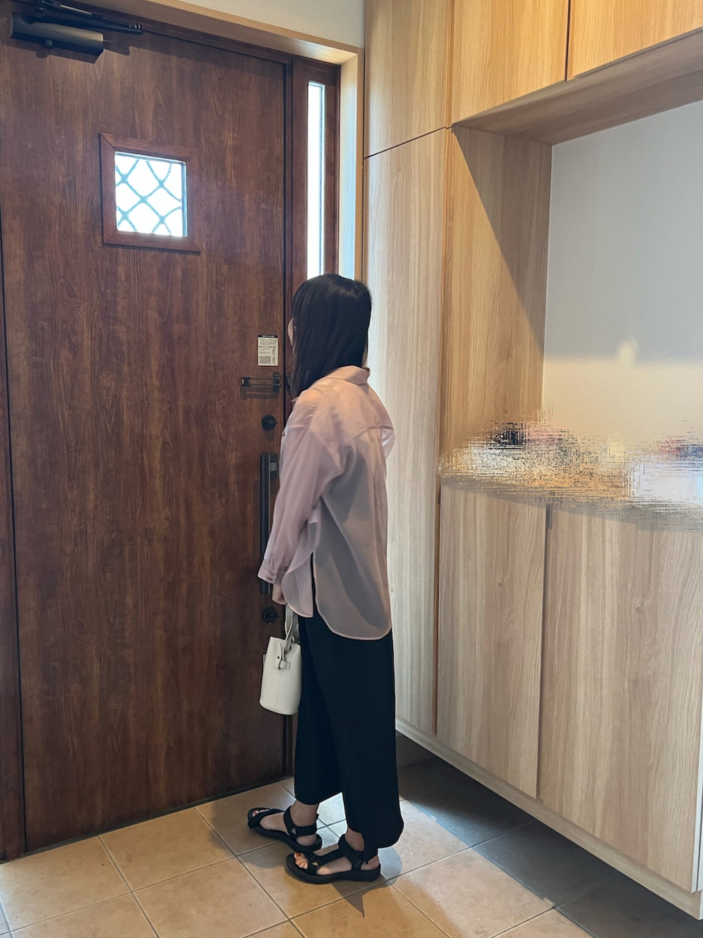 ピンク系のシャツ/ブラウス、ブラック系のワンピース、ブラック系のサンダルを着用したレディースの夏コーディネートの3枚目の写真