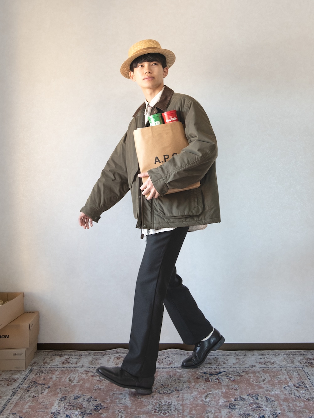 ブラック系のパンツ、ホワイト系のシャツ/ブラウス、ホワイト系のネクタイを着用したメンズの秋コーディネートの2枚目の写真