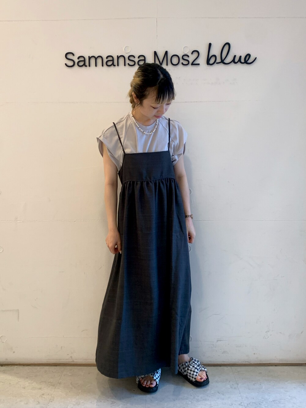 ブラック系のワンピース、グレー系のシャツ/ブラウスを着用したレディースの夏コーディネートの2枚目の写真