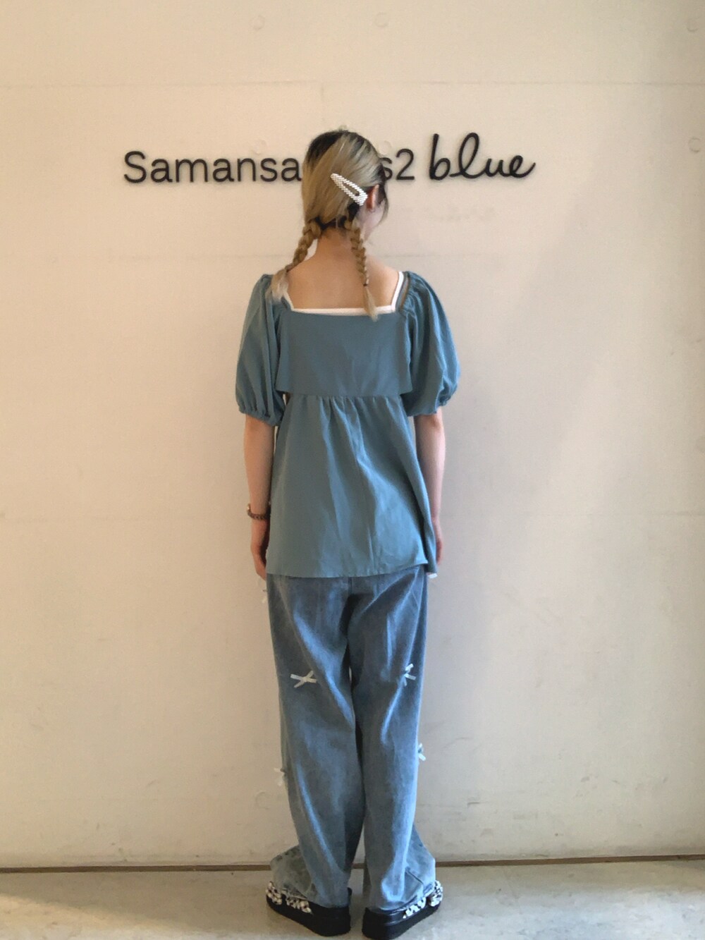 グリーン系のシャツ/ブラウス、ブルー系のデニムパンツ、ブラック系のサンダルを着用したレディースの夏コーディネートの3枚目の写真