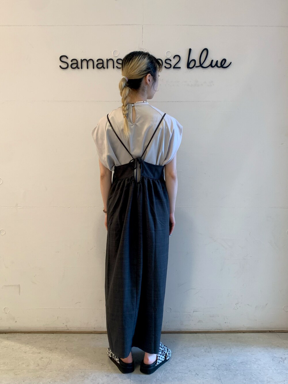 ブラック系のワンピース、グレー系のシャツ/ブラウスを着用したレディースの夏コーディネートの4枚目の写真