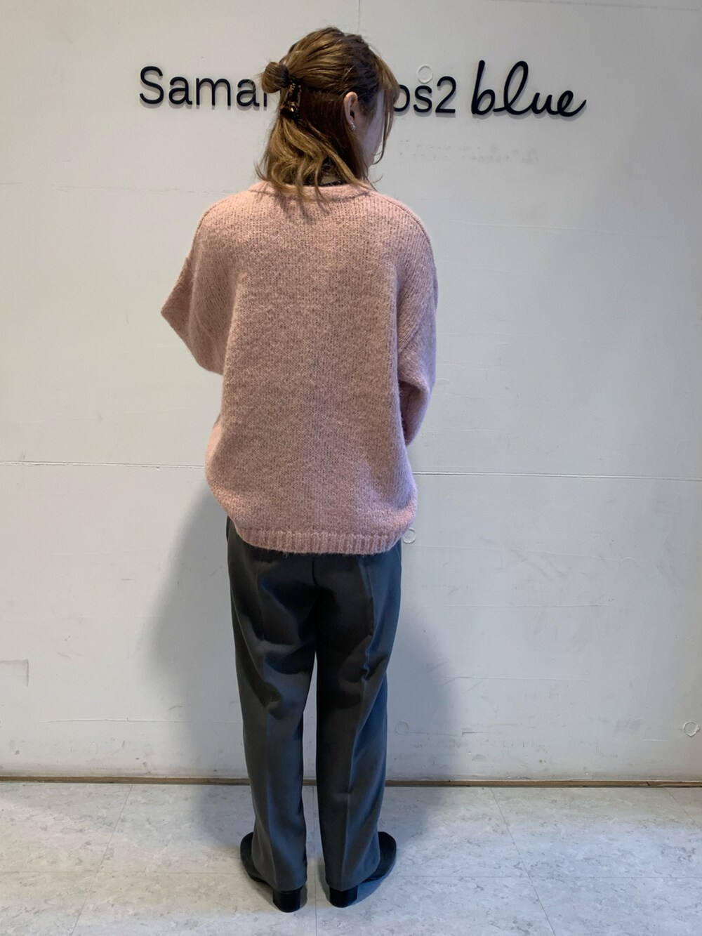 ピンク系のカーディガン/ボレロ、グレー系のその他パンツを着用したレディースの秋コーディネートの3枚目の写真