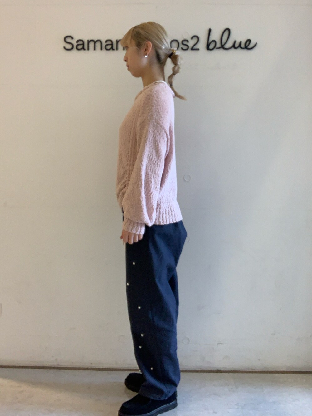 ブラック系のその他パンツ、ホワイト系のTシャツ/カットソー、ピンク系のニット/セーターを着用したレディースの冬コーディネートの3枚目の写真