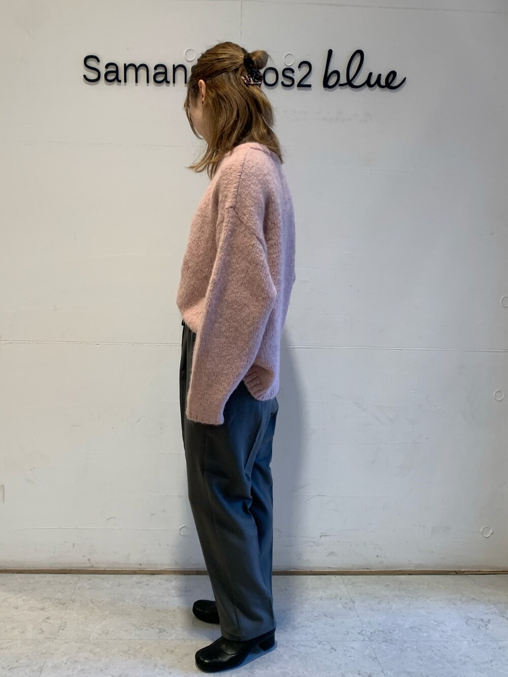 ピンク系のカーディガン/ボレロ、グレー系のその他パンツを着用したレディースの秋コーディネートの2枚目の写真