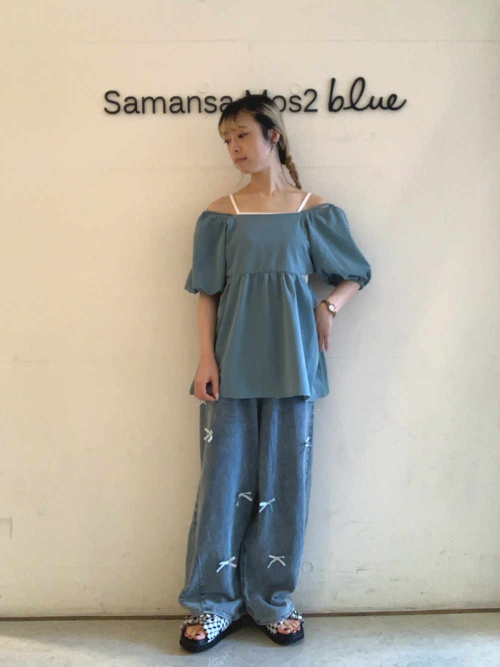 グリーン系のシャツ/ブラウス、ブルー系のデニムパンツ、ブラック系のサンダルを着用したレディースの夏コーディネートの4枚目の写真