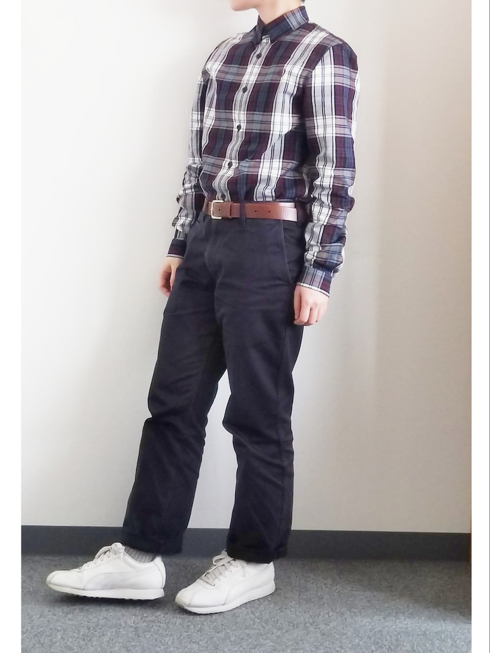 「ふれっどぺらー、フレッドペリー、FRED PERRY、低身長、ジャージ、トラックジャケット、チェックシャツ、チノパン、トラッド、白スニーカー、PUMA、シャツスタイル、ネイビー、ネイビーコーデ」｜「UNIQLOのアイテム（チノパンツ、ブルー系）」を使った、takkeさん（メンズ・154cm）の春コーディネートの2枚目の写真