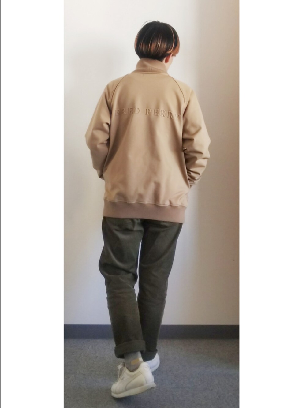 「低身長、ふれっどぺらー、フレッドペリー、FRED PERRY、トラックジャケット、ロゴスウェット、スウェット、くつずれソックス、PUMA、didizizi、コーデュロイ、トラッド、ジャージ、エンジ色、ベージュ」｜「UNIQLOのアイテム（その他パンツ、グリーン系）」を使った、takkeさん（メンズ・154cm）の冬コーディネートの2枚目の写真
