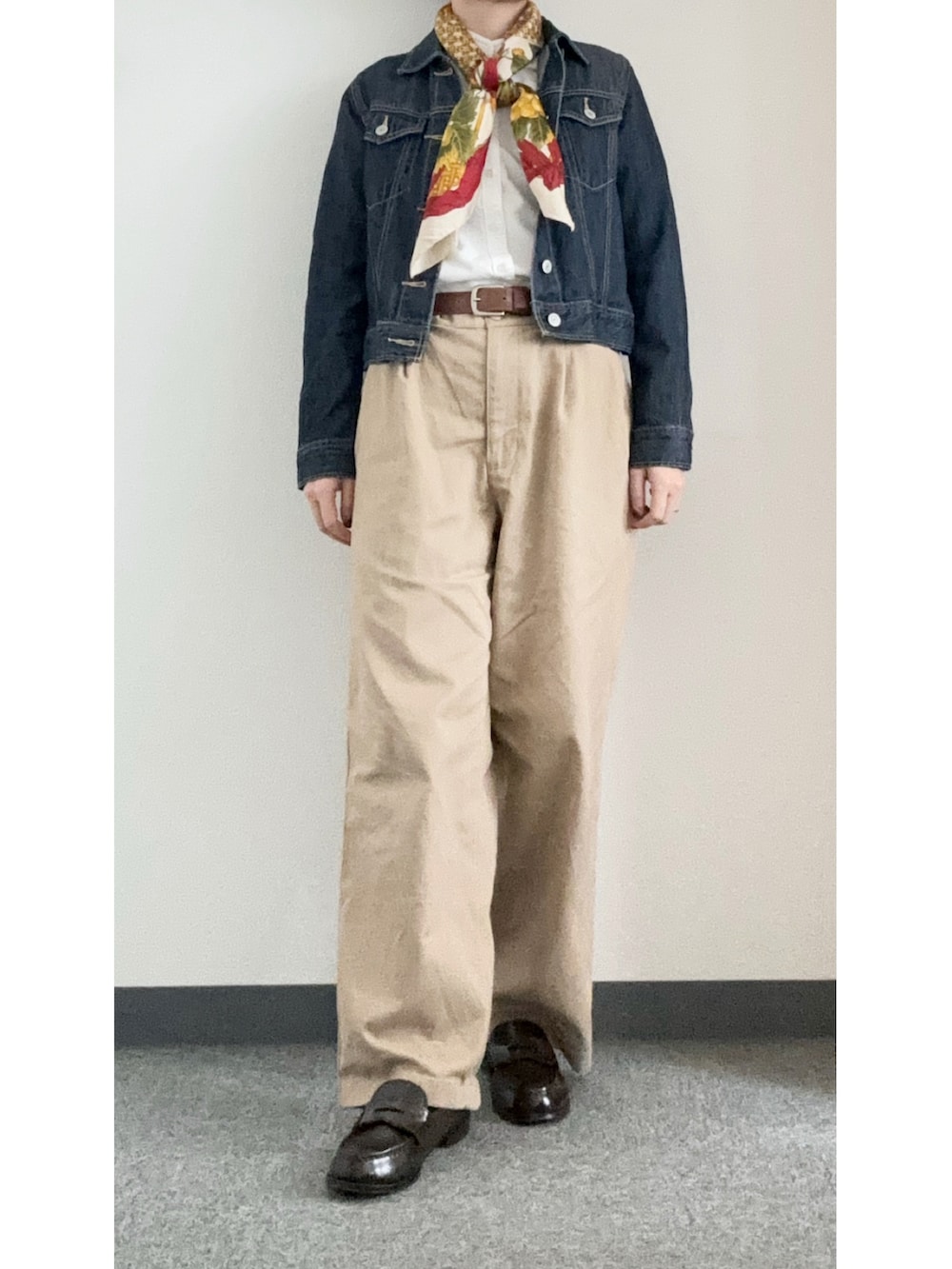「スカーフ、トラッド、低身長、婆ちゃんの形見、ジージャン、タックパンツ、ローファー、チノパン、ワイドパンツ、coen、Free Speech、秋コーデ、レインローファー、ORiental TRaffic、白シャツ」｜「coenのFreeSpeech（フリースピーチ）別注チノワイドパンツ（チノパンツ、ベージュ系）」を使った、takkeさん（メンズ・154cm）の秋コーディネートの2枚目の写真