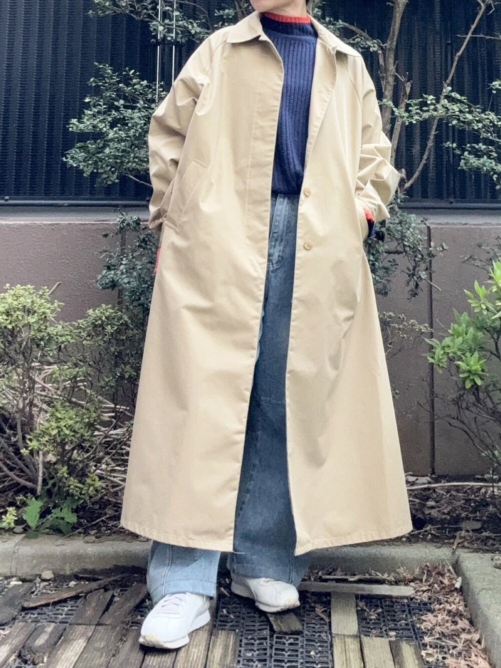 「低身長、miette、配色ニット、配色、デニム、白スニーカー、ステンカラーコート、sugarbisket、PUMA、原色、ビビッドカラー、カーブデニム、カーブパンツ、ワイドデニム、モックネックニット」｜「SUGAR BISKETのフリンジカーブデニム（デニムパンツ、ブルー系）」を使った、takkeさん（メンズ・154cm）の春コーディネートの2枚目の写真