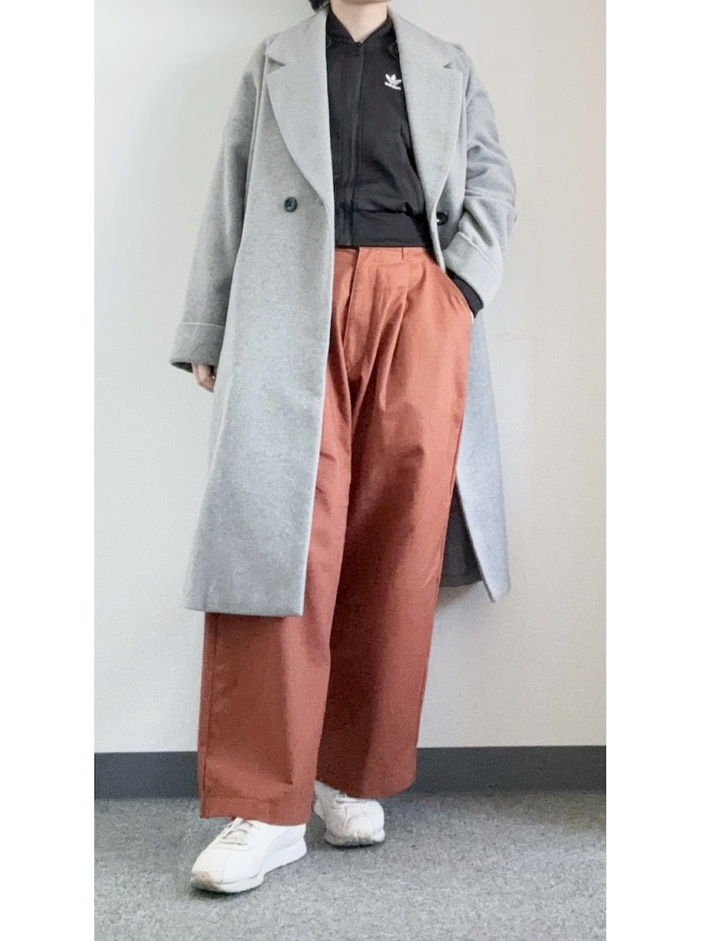「低身長、スポーツミックス、ダスラー兄弟、adidas、アディダス、チノパン、タックパンツ、テラコッタ、オレンジ、オレンジ×モノトーン、チェスターコート、PUMA、トラックジャケット、EMMA  CLOTHES、モード」｜「adidasのAlways Original SSTトラックジャケット（ジャージ） / アディダスオリジナルス adidas Originals（ジャージ、ブラック系）」を使った、takkeさん（メンズ・154cm）の冬コーディネートの2枚目の写真