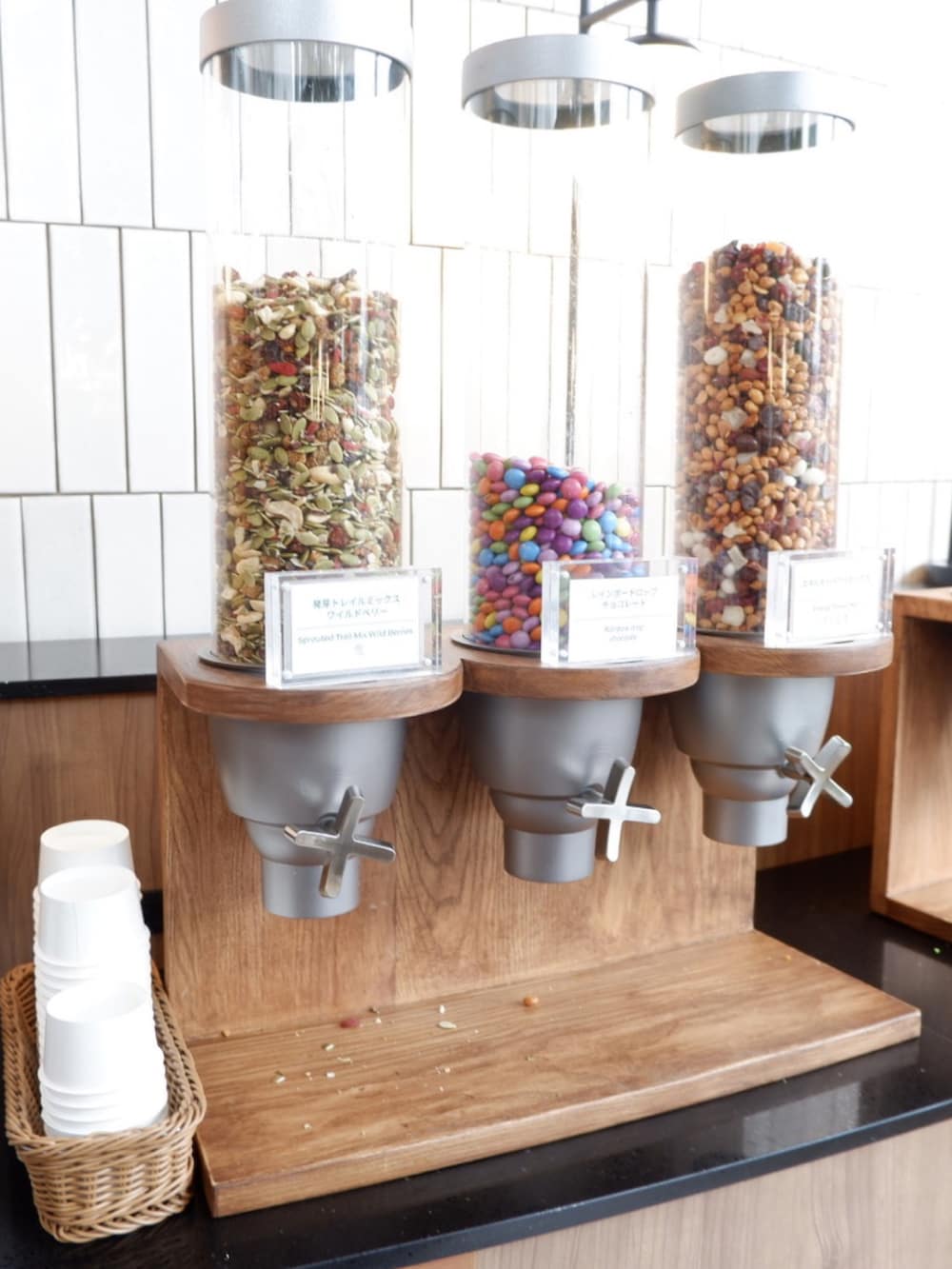 ブラウン系のレインシューズ、ブラウン系のチェスターコート、ベージュ系のショルダーバッグを着用したメンズの秋コーディネートの4枚目の写真