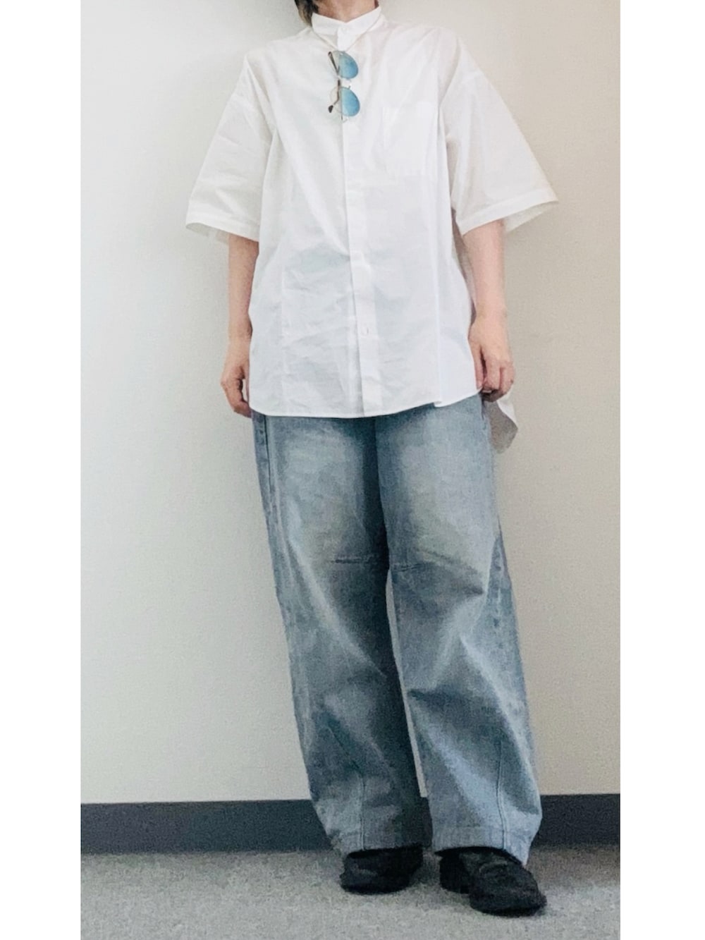 ブルー系のデニムパンツ、ホワイト系のシャツ/ブラウス、グレー系のトートバッグを着用したメンズの夏コーディネートの2枚目の写真