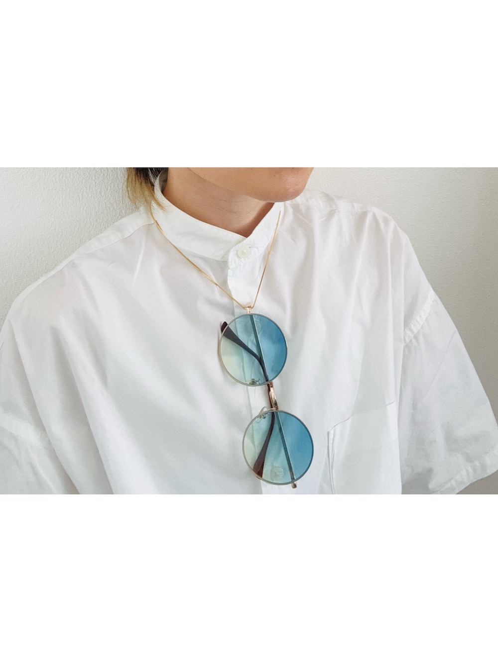 ブルー系のデニムパンツ、ホワイト系のシャツ/ブラウス、グレー系のトートバッグを着用したメンズの夏コーディネートの3枚目の写真