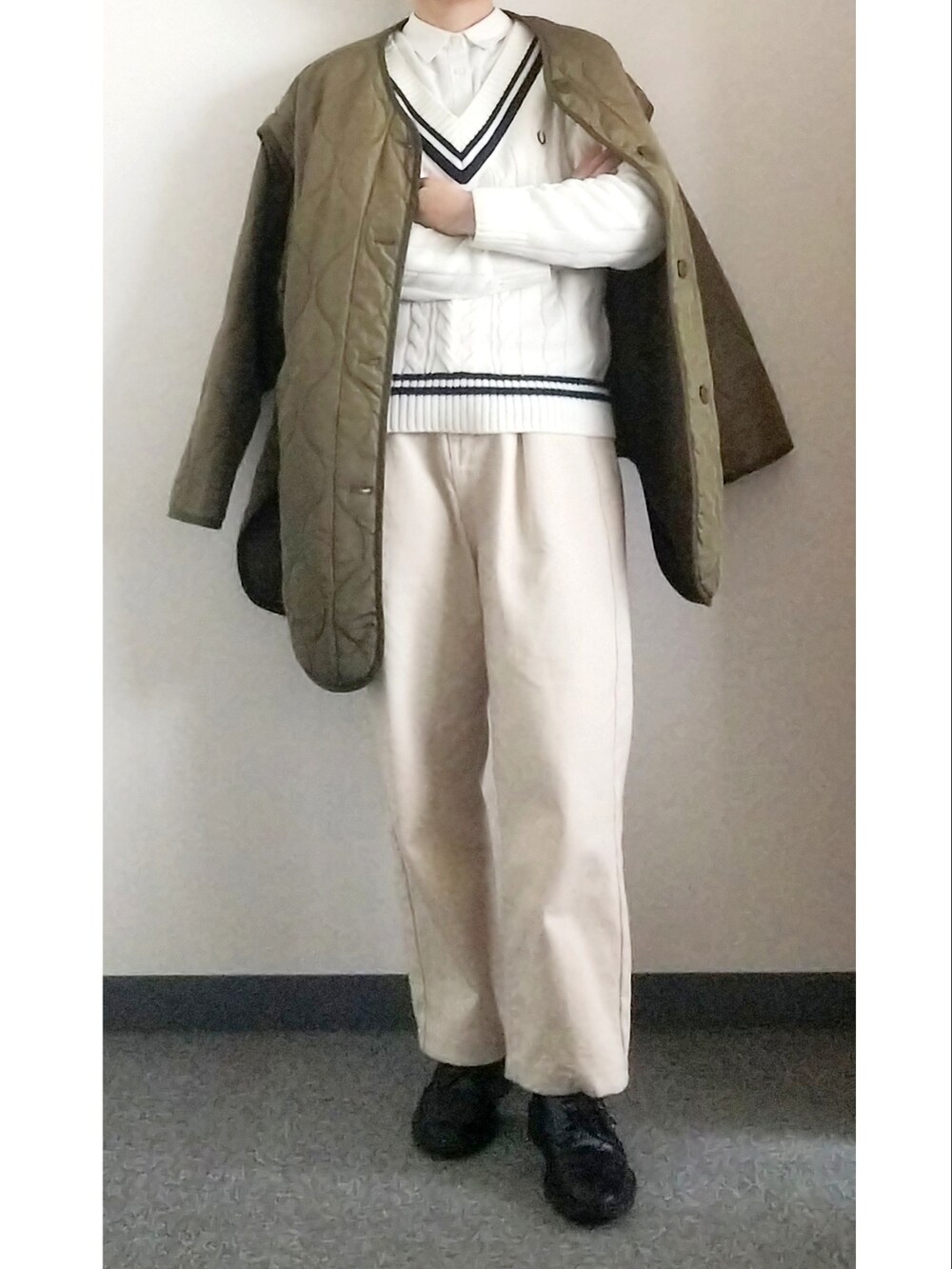 「チルデンニット、フレッドペリー、ふれっどぺらー、FRED PERRY、白×白、キルティング、キルティングコート、キルティングジャケット、キルティングライナー、低身長、トラッド、カーキ×モノトーン、グリーン×モノトーン、BONLECILL、レースアップシューズ」｜「classicalelfの深めのタックが印象的なウエストタックハイウエストデニム＆チノセミワイドパンツ（デニムパンツ、ベージュ系）」を使った、takkeさん（メンズ・154cm）の冬コーディネートの2枚目の写真