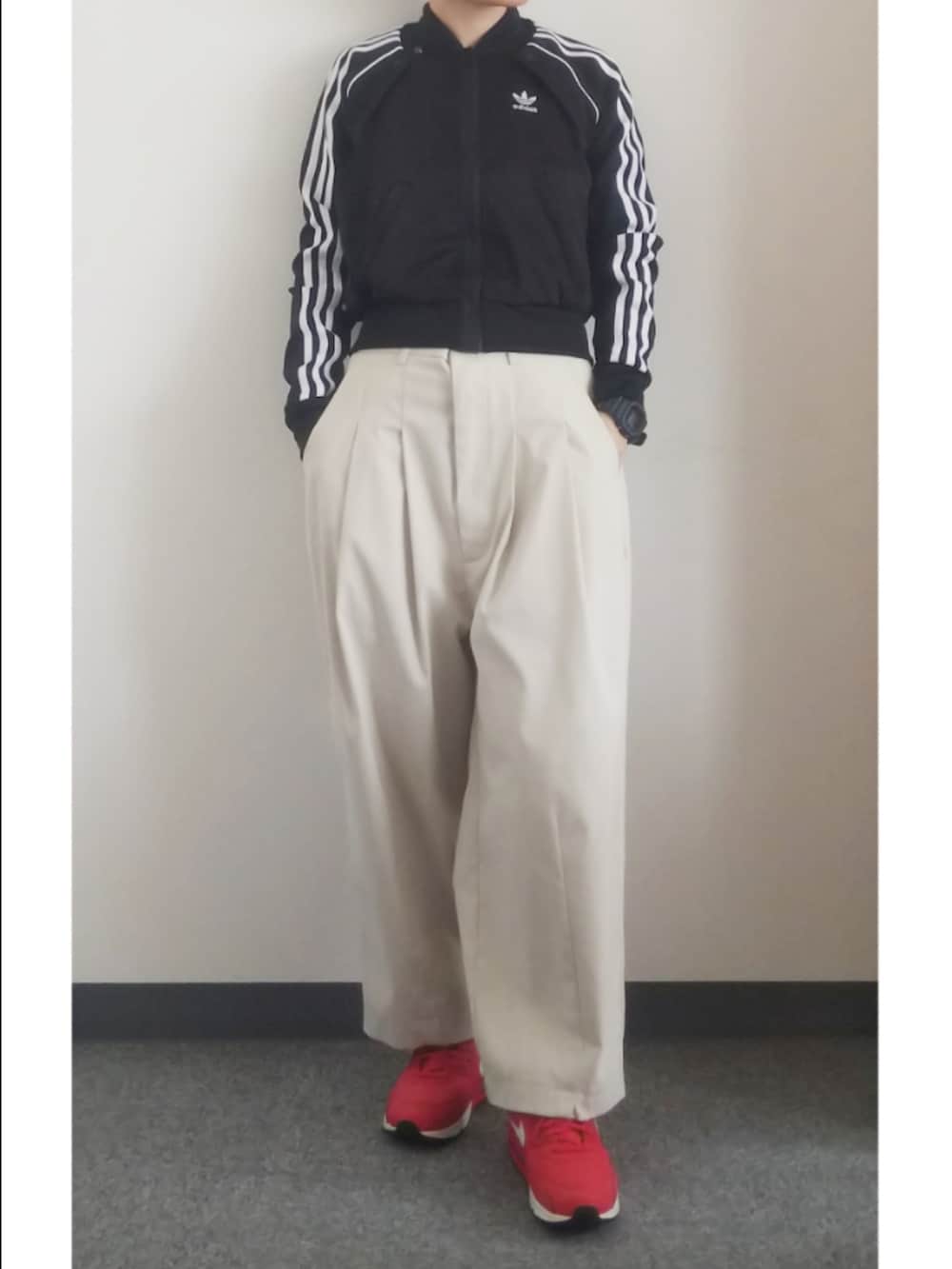 ホワイト系のその他パンツ、ブラック系のジャージ、レッド系のスニーカーを着用したメンズの夏コーディネートの3枚目の写真