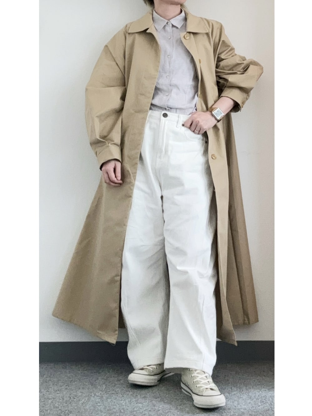 「低身長、シャツスタイル、リネン、リネンシャツ、ワイドデニム、白パンツ、コンバース、converse、スマートキャンバス、ステンカラーコート、スナフキン、sugarbisket、カーブデニム、カーブパンツ、淡色コーデ」｜「UNIQLOのアイテム（シャツ/ブラウス、グレー系）」を使った、takkeさん（メンズ・154cm）の春コーディネートの2枚目の写真