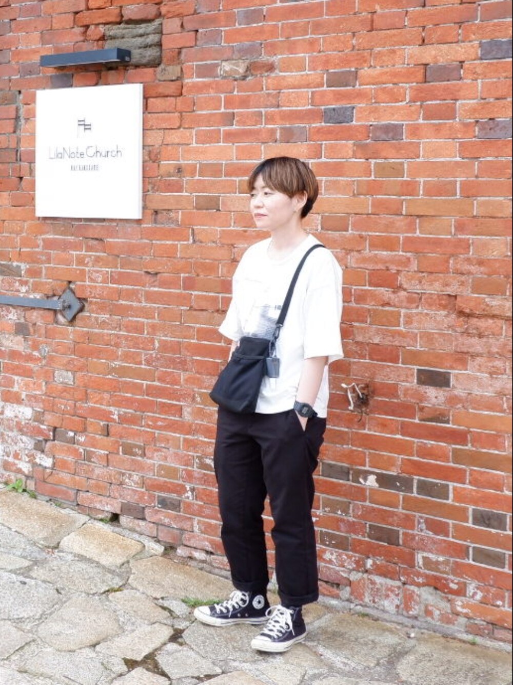 「白Tシャツ、niko and ...、サコッシュ、プリントT、チノパン、NEW ERA、UNIQLO、converse、コンバース、旧函館区公会堂、低身長、モノトーン、北海道、旅行コーデ、函館」｜「UNIQLOのアイテム（チノパンツ、ブラック系）」を使った、takkeさん（メンズ・154cm）の秋コーディネートの2枚目の写真