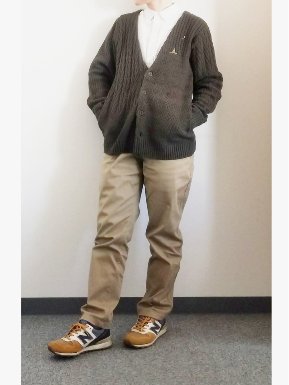 「スニーカー、スニーカーコーデ、スニーカー主役、ニューバランス、New Balance、graniph、design tshirts store graniph、スナフキン、プレッピー、ピーコート、低身長、GLOBAL WORK、イエロー、チノパン、トラッド」｜「UNIQLOのアイテム（チノパンツ、ベージュ系）」を使った、takkeさん（メンズ・154cm）の春コーディネートの2枚目の写真
