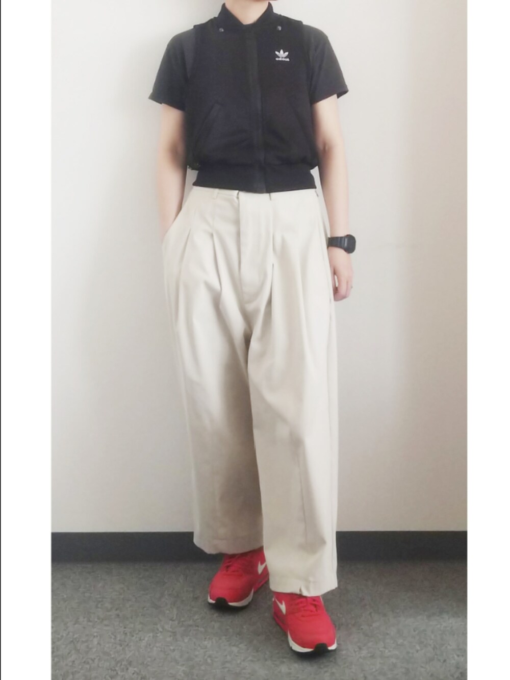 ホワイト系のその他パンツ、ブラック系のジャージ、レッド系のスニーカーを着用したメンズの夏コーディネートの2枚目の写真