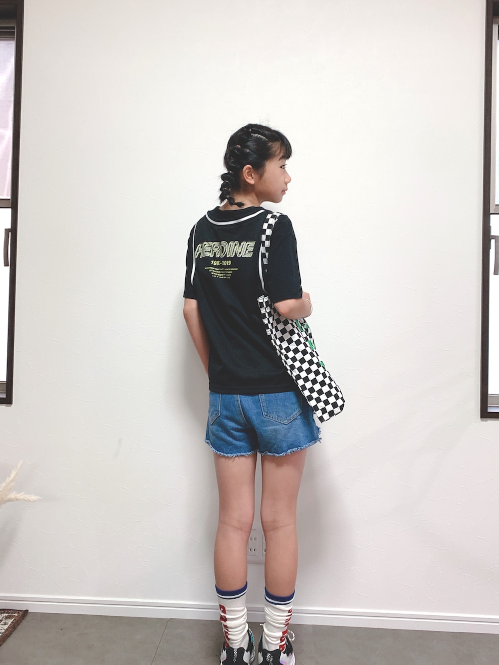 「キッズファッション、ZIDDY、apresjourmignon、厚底シューズ、ルーズソックス、デニムショートパンツ、春コーデ、小学生、カジュアルコーデ、デニム」｜「ZIDDYのZIDDY/天竺バックメッシュTシャツ（Tシャツ/カットソー、ブラック系）」を使った、Reiさん（キッズ・145cm）の春コーディネートの2枚目の写真