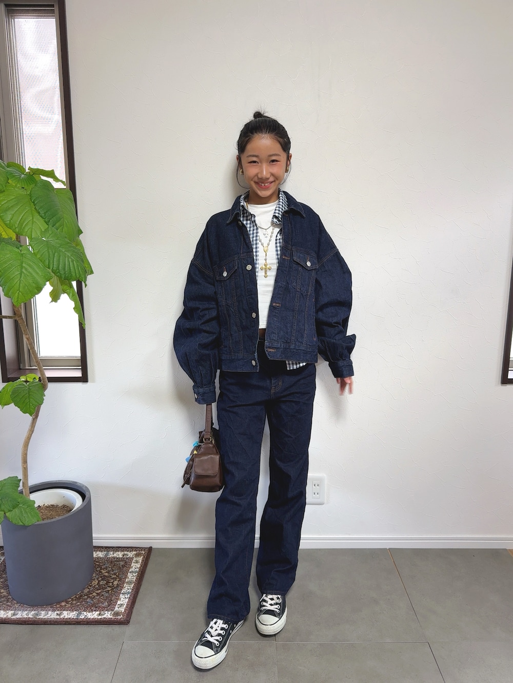 ブルー系のデニムジャケット、ブルー系のシャツ/ブラウス、ホワイト系のTシャツ/カットソーを着用したレディースの秋コーディネートの3枚目の写真