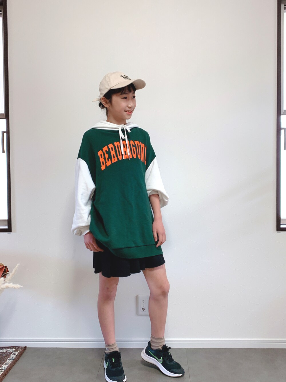 「WEGO、NIKE、パーカー、ビッグシルエット、プリーツスカート、キャップ、Right-on、春コーデ、小学生」｜「NIKEのNIKE ナイキ 225-25STAR RUNNER 3 (GS) スター　ランナー　3　GS　KDA2776 006BLACK/CHROME（スニーカー、ブラック系）」を使った、Reiさん（キッズ・145cm）の春コーディネートの2枚目の写真