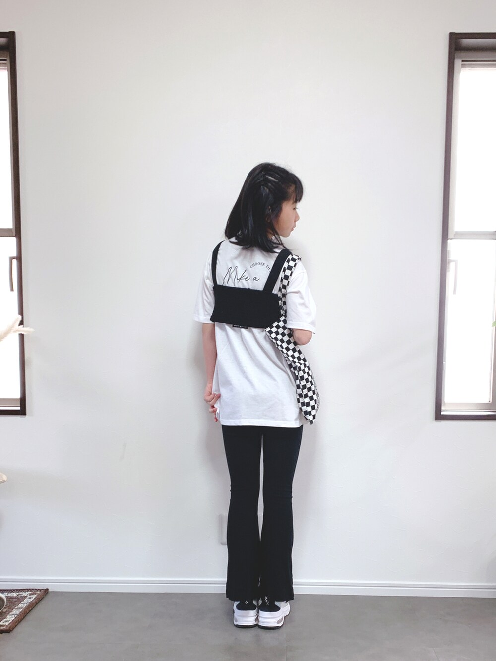 「ANAP、ANAPGIRL、フレアパンツ、春コーデ、厚底シューズ、ベスト、レイヤードスタイル、モノトーン、シャツスタイル、デニムシャツ、小学生、小4」｜「ANAP GｉRLのリブフレアパンツ（その他パンツ、ブラック系）」を使った、Reiさん（キッズ・145cm）の春コーディネートの2枚目の写真