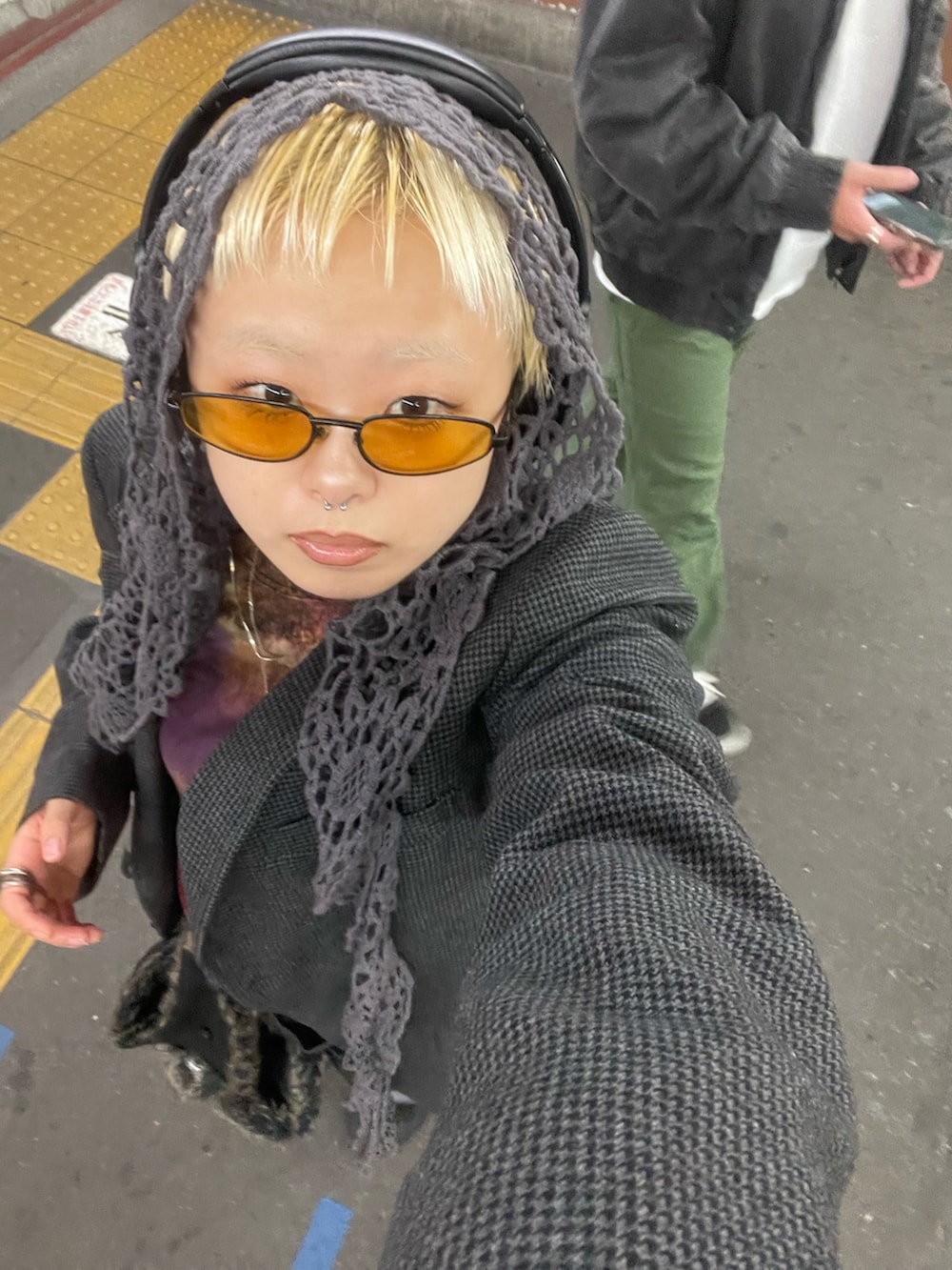 グレー系のその他パンツ、グレー系のニットキャップ/ビーニーを着用したレディースの秋コーディネートの2枚目の写真