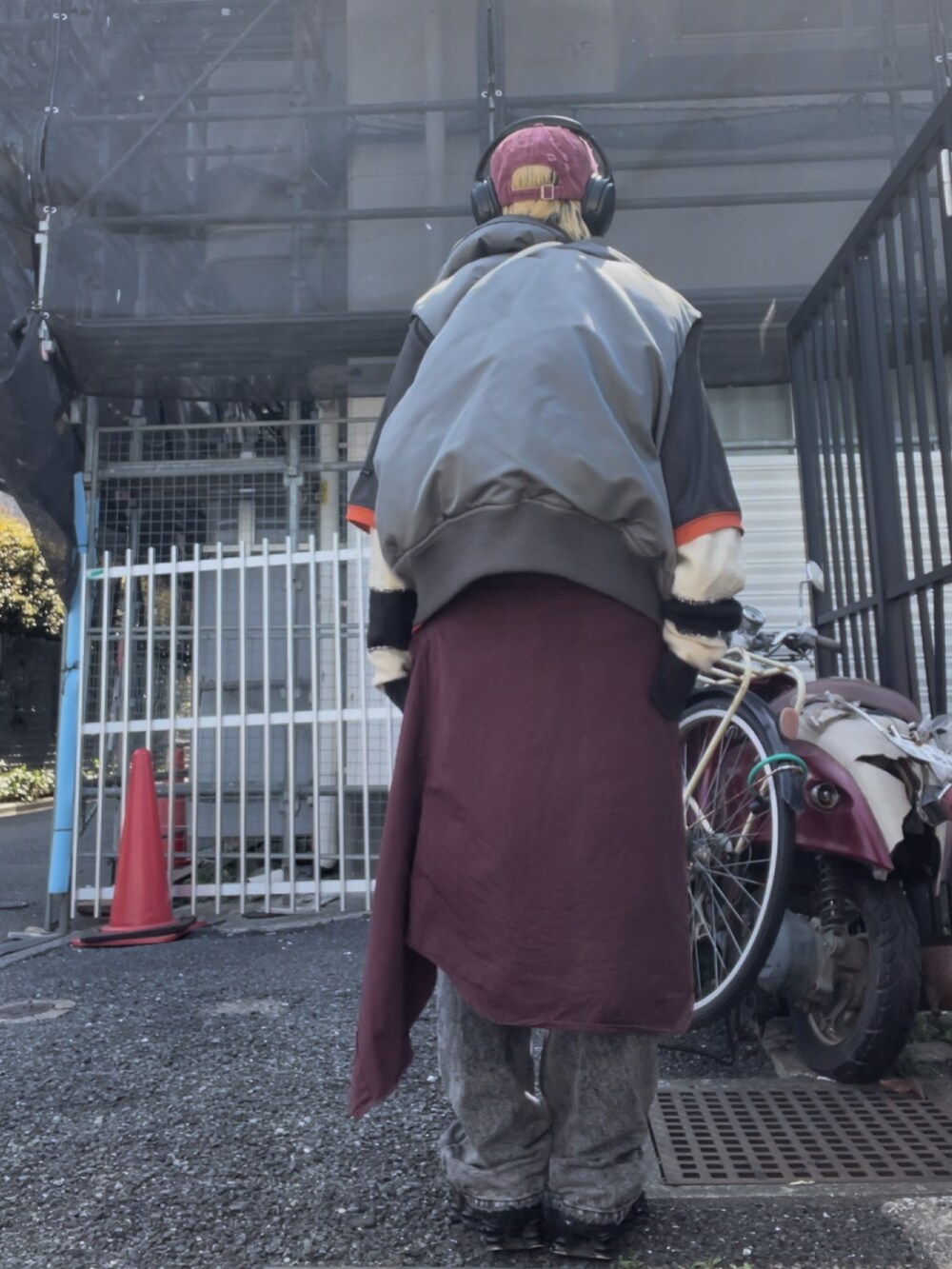 ブラウン系のデニムパンツ、ブラック系のスニーカー、ブラック系のニット/セーターを着用したレディースの春コーディネートの3枚目の写真