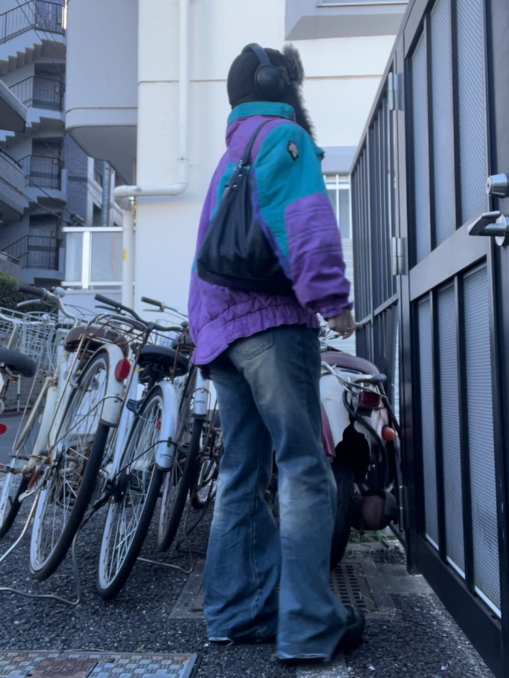 「冬アウター、最近のいい感じコーデ、お洒落さんとつながりたい、大人コーデ、秋服コーデ、冬のコーデ、パンツコーデ、フレアパンツ、フレアデニム、ジャケット、ブルゾン、古着MIX、古着、フライトキャップ、Candy Stripper」｜「Ressacaの切り替えデザイン 美シルエット フレアデニムパンツ（デニムパンツ、ブルー系）」を使った、Zagiさん（レディース・152cm）の秋コーディネートの2枚目の写真