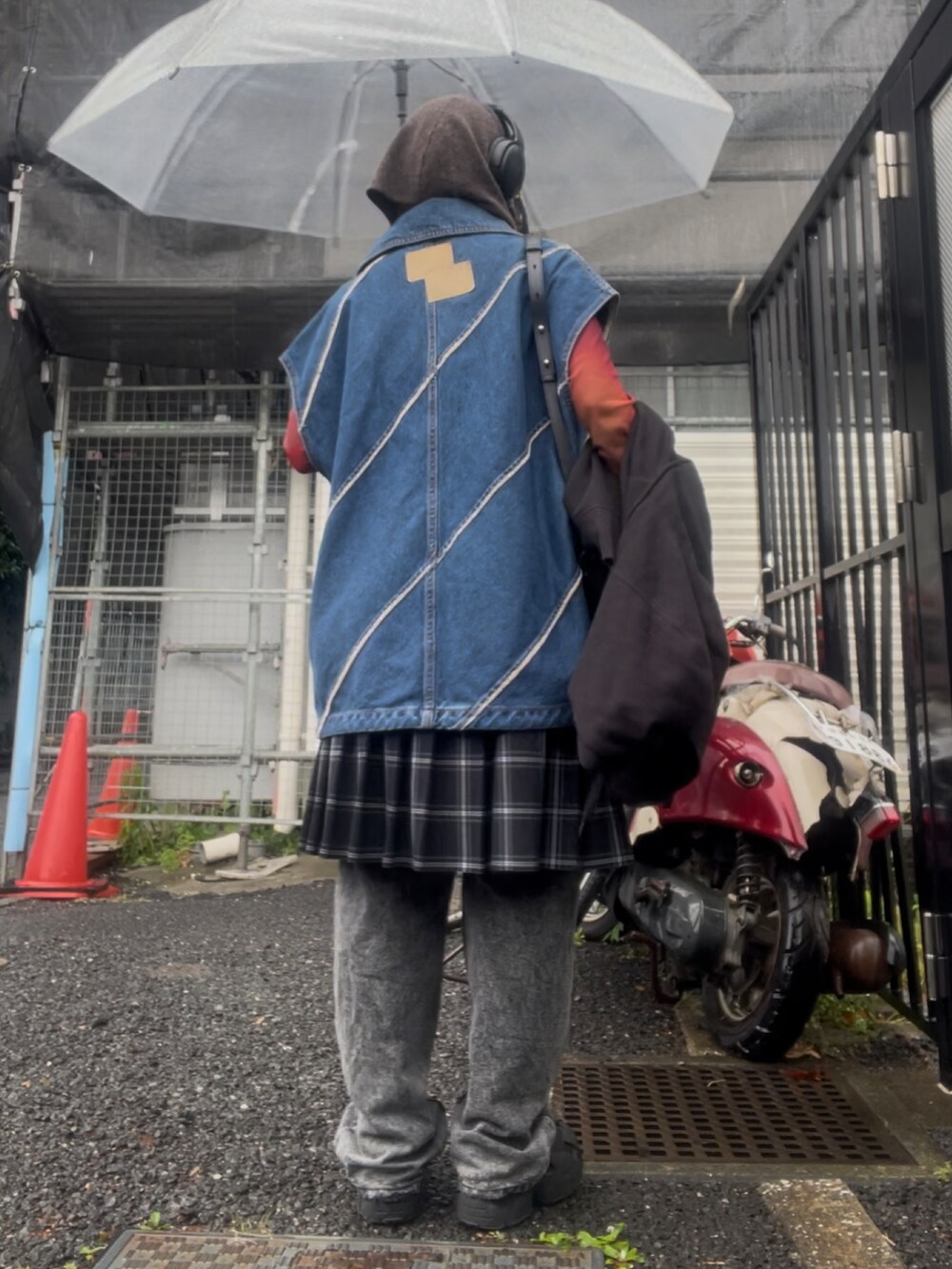ブルー系のスカート、ブラック系のスニーカーを着用したレディースの春コーディネートの2枚目の写真