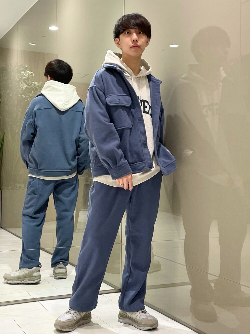 「カラーパンツ、ストリート、レイヤードスタイル、白スニーカー、スウェットパンツ、カレッジ、プチプラ、スラックス、CPOジャケット、セットアップ、ブルー、ダッドスニーカー、ユニセックス、大学生、RAGEBLUE」｜「DISCUSの【DISCUS/ディスカス】別注フリースCPOジャケット/958136（ブルゾン、ブルー系）」を使った、おむらいす(rageblue )さん（メンズ・173cm）の秋コーディネートの2枚目の写真