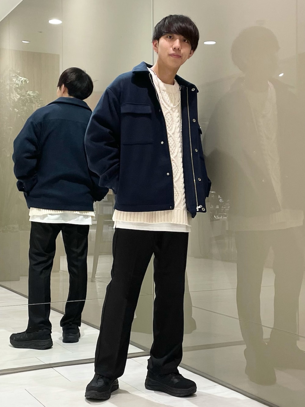 「ブルゾン、ブルー、ケーブルニット、ニット、レイヤードスタイル、フレアパンツ、スラックス、ダッドスニーカー、黒スニーカー、プチプラ、休日スタイル、冬コーデ、スニーカーコーデ、RAGEBLUE、ユニセックス」｜「RAGEBLUEのケープメリノZIPブルゾン/947225（ブルゾン、ブルー系）」を使った、おむらいす(rageblue )さん（メンズ・173cm）の秋コーディネートの2枚目の写真