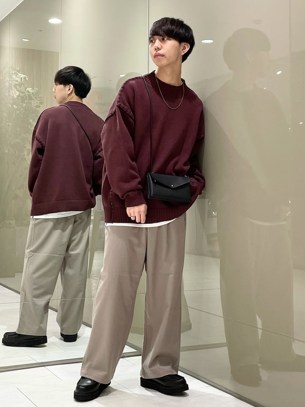 「未来のWEARISTAプロジェクト、ステッチ、ワインレッド、ワントーンコーデ、ニットコーデ、ニット、ワイドパンツ、スラックス、カラーパンツ、レイヤードスタイル、赤、革靴、プチプラ、ユニセックス、RAGEBLUE」｜「RAGEBLUEのハンドステッチニットクルー/236351（ニット/セーター、レッド系）」を使った、おむらいす(rageblue )さん（メンズ・173cm）の秋コーディネートの2枚目の写真