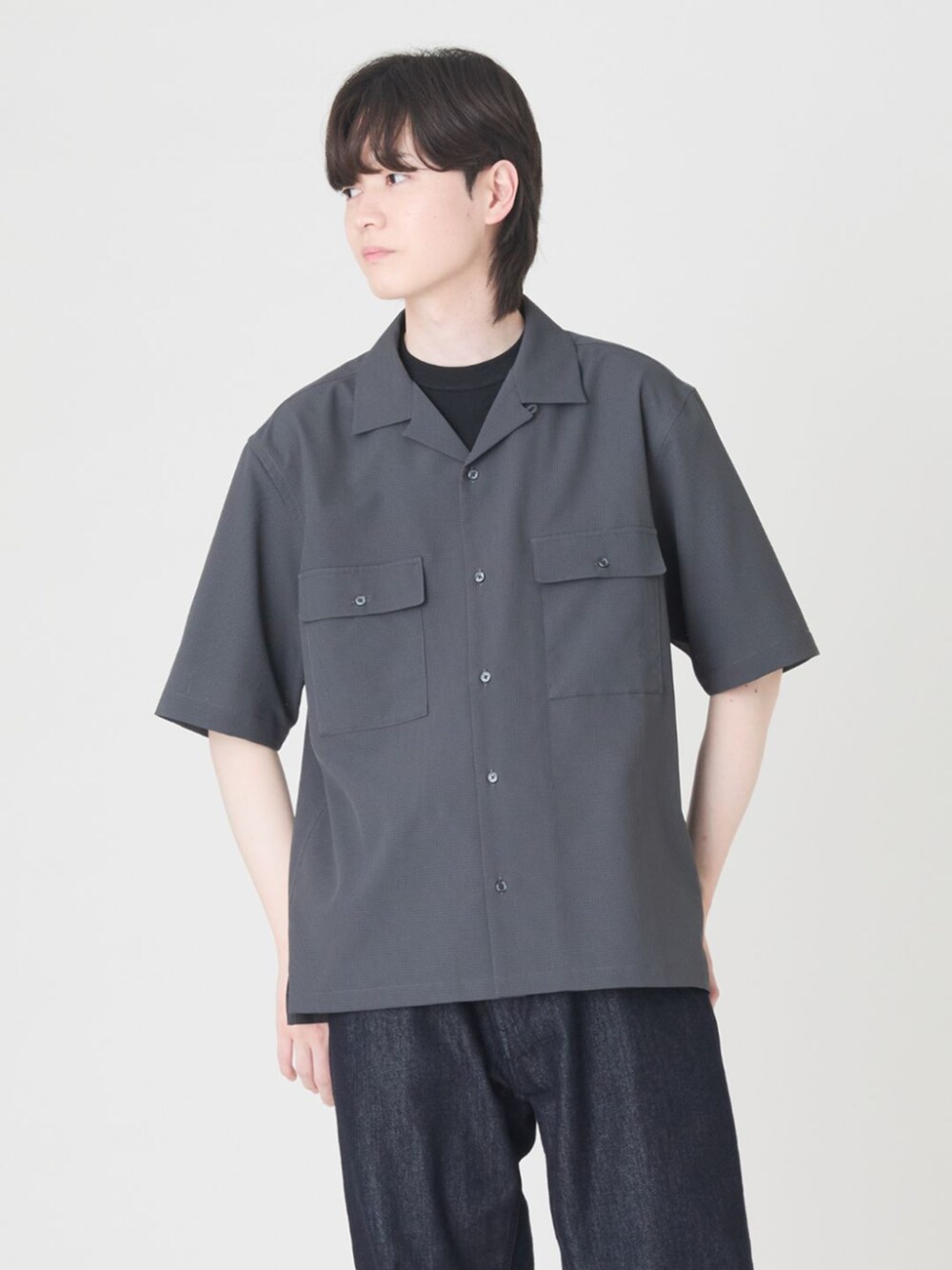 ブルー系のデニムパンツ、グレー系のTシャツ/カットソー、ブラック系のニット/セーターを着用したメンズの春コーディネートの4枚目の写真