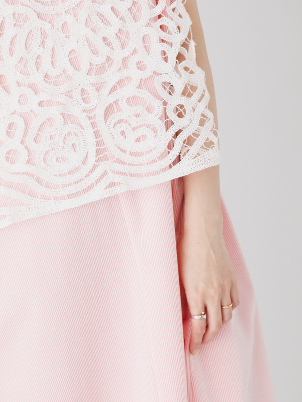 ホワイト系のその他トップス、ピンク系のワンピース、グレー系のその他パンツを着用したレディースの夏コーディネートの7枚目の写真