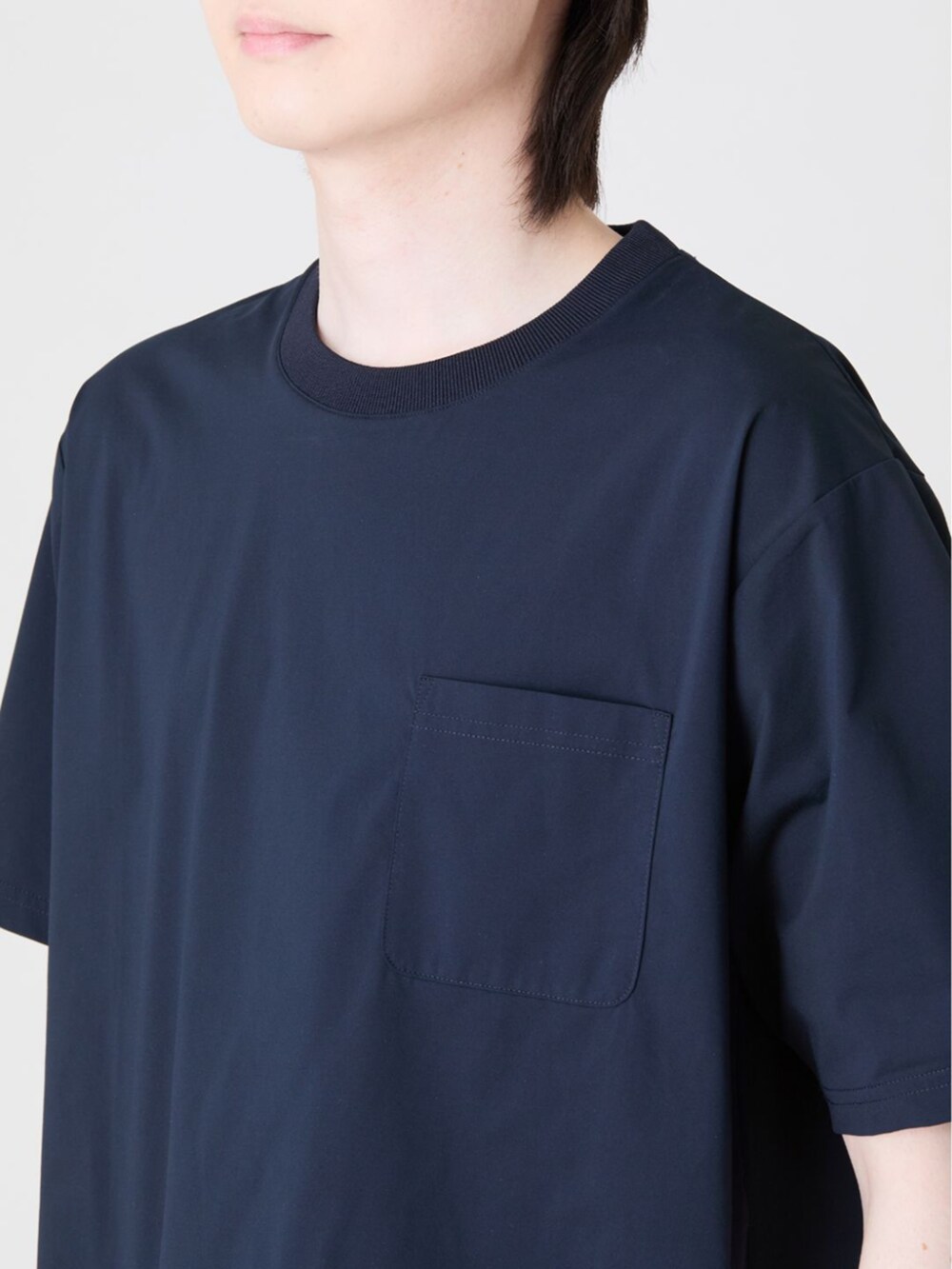 ブルー系のTシャツ/カットソー、ベージュ系のスラックスを着用したメンズの春コーディネートの4枚目の写真