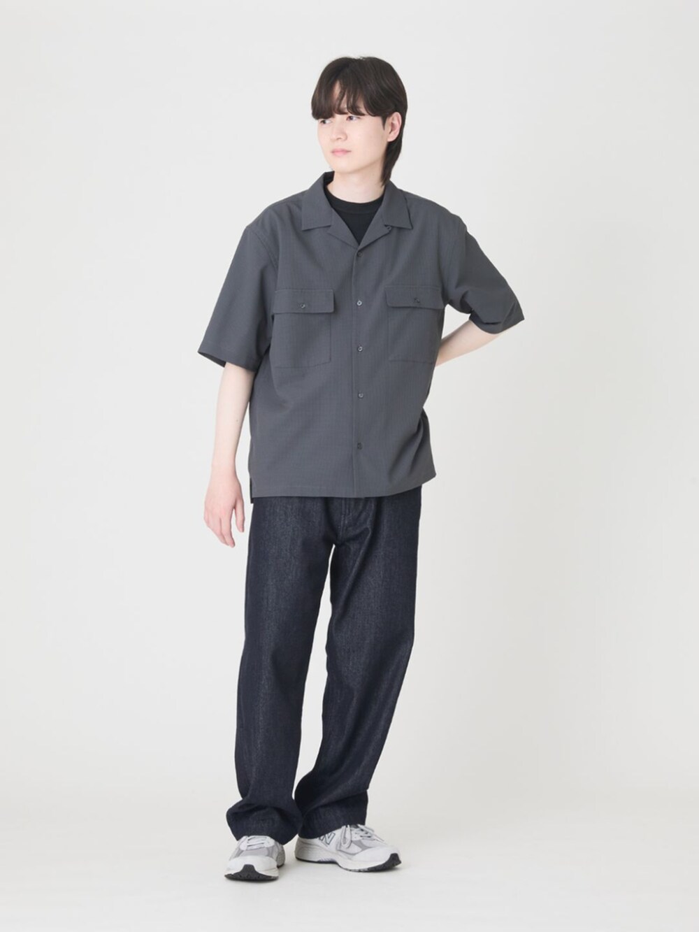 ブルー系のデニムパンツ、グレー系のTシャツ/カットソー、ブラック系のニット/セーターを着用したメンズの春コーディネートの2枚目の写真