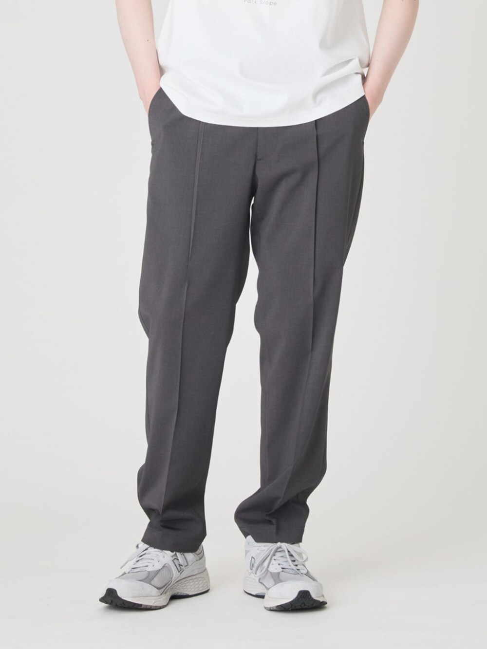 ブルー系のその他アウター、ホワイト系のTシャツ/カットソー、グレー系のスラックスを着用したメンズの春コーディネートの7枚目の写真