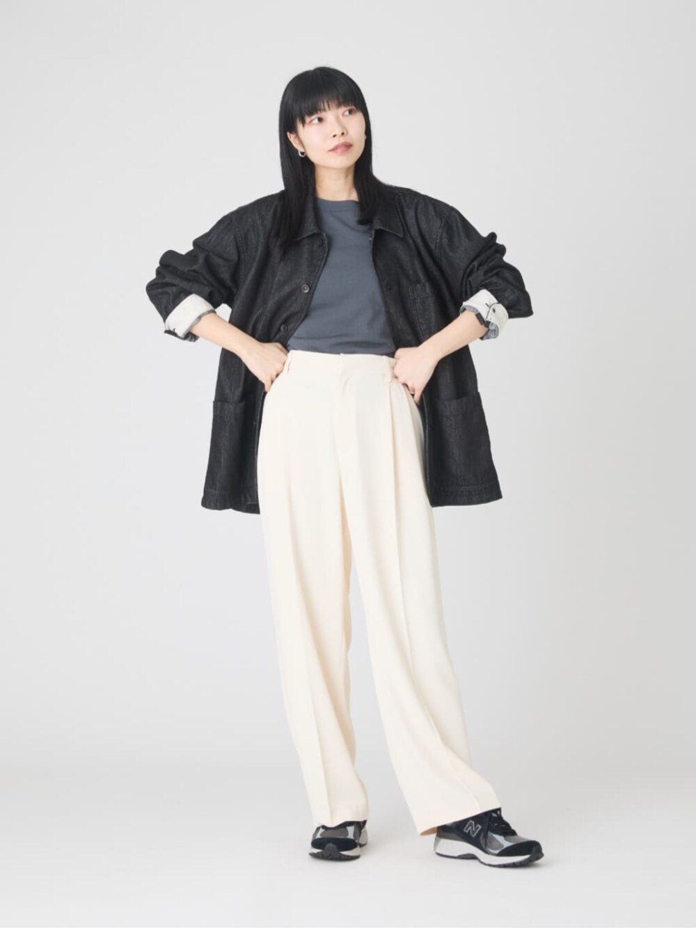 ベージュ系のその他パンツ、ブラック系のその他アウター、グレー系のニット/セーターを着用したレディースの夏コーディネートの3枚目の写真