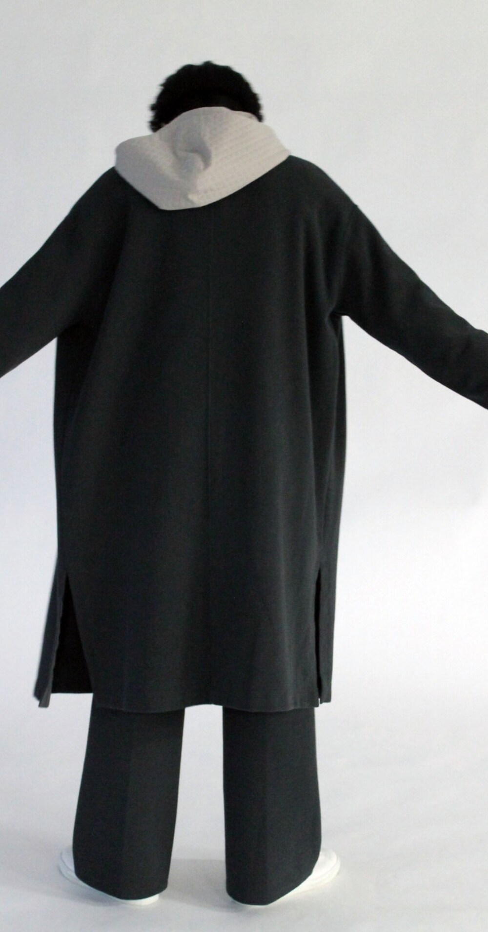 グレー系のチェスターコート、グレー系のパンツ、ベージュ系のブルゾンを着用したレディースの秋コーディネートの5枚目の写真