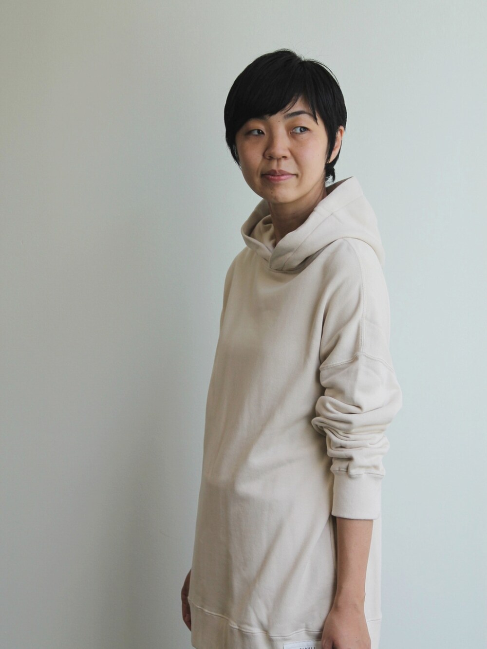 「SIPULIのSuvin Cotton  AZUMA URAKE  フーデッドパーカ（パーカー、ベージュ系）」を使った、SIPULI_officialさん（レディース・164cm）の秋コーディネートの2枚目の写真