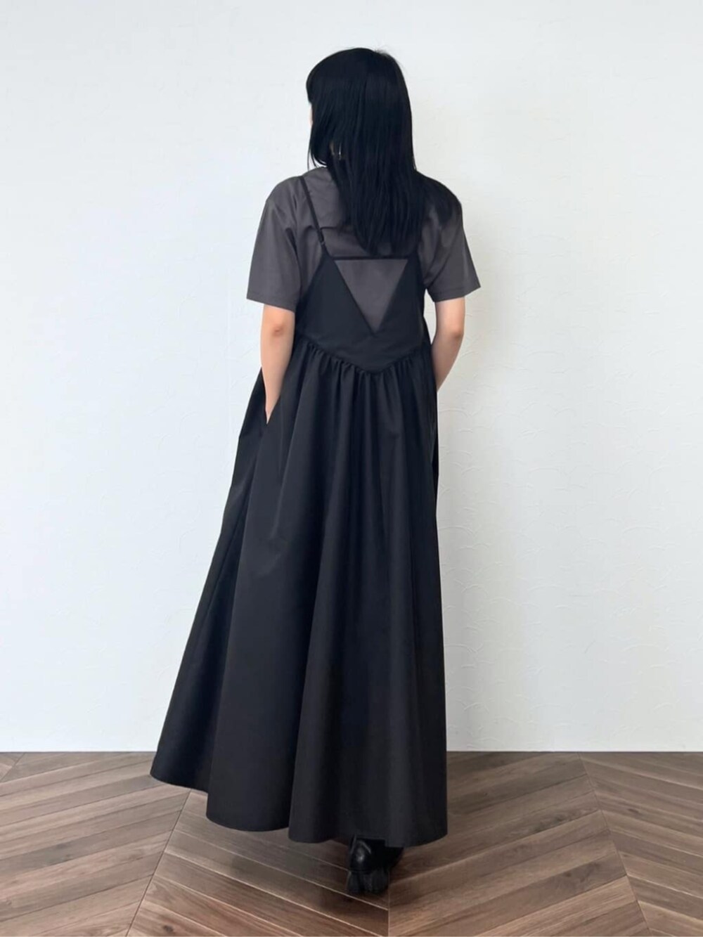 ブラック系のワンピース、グレー系のTシャツ/カットソーを着用したレディースの夏コーディネートの4枚目の写真
