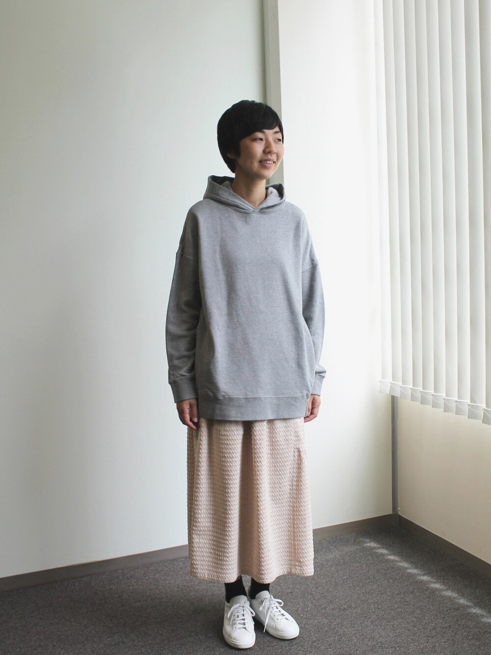 グリーン系のジャケット/アウター、ホワイト系のスカート、グレー系のパーカーを着用したレディースの秋コーディネートの5枚目の写真