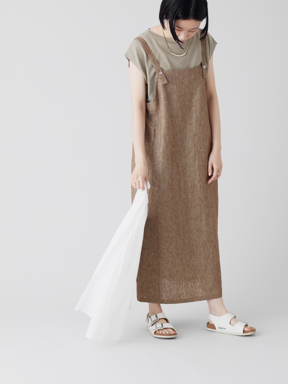 ホワイト系のシャツ/ブラウス、グリーン系のニット/セーター、ブラウン系のワンピースを着用したレディースの夏コーディネートの4枚目の写真