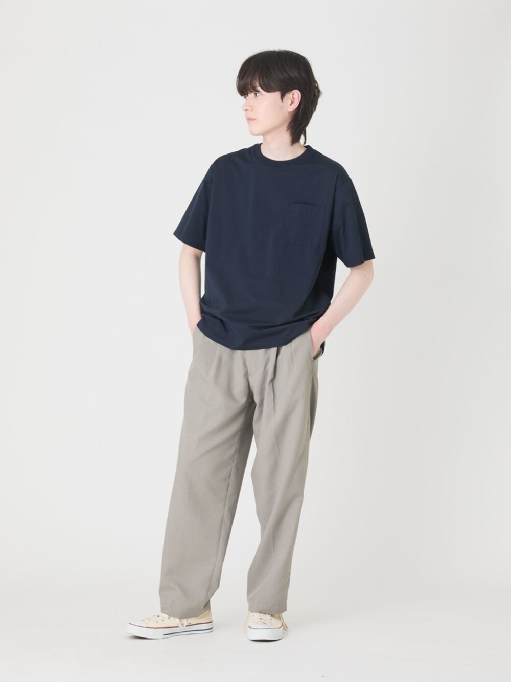 ブルー系のTシャツ/カットソー、ベージュ系のスラックスを着用したメンズの春コーディネートの2枚目の写真